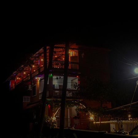 Bonds Hostel Кандолим Экстерьер фото