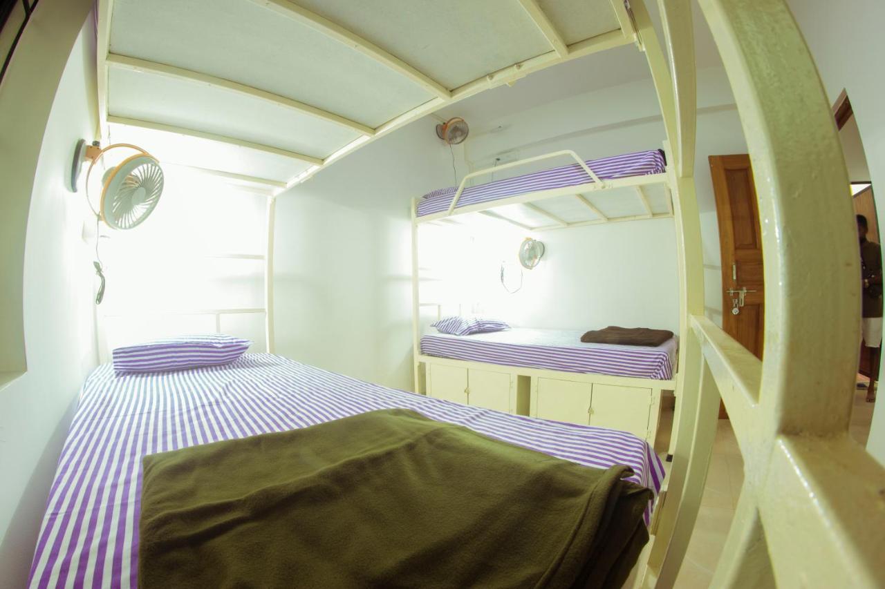 Bonds Hostel Кандолим Экстерьер фото