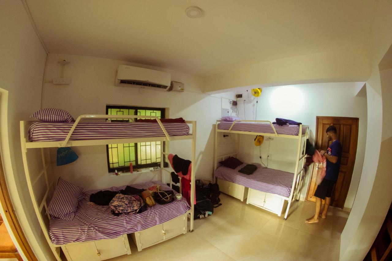 Bonds Hostel Кандолим Экстерьер фото