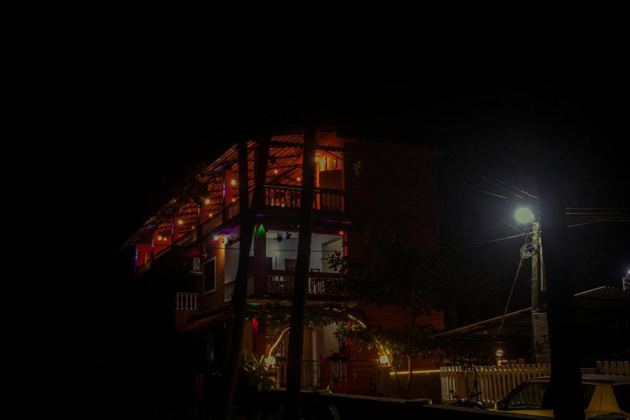 Bonds Hostel Кандолим Экстерьер фото