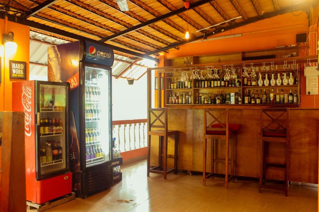 Bonds Hostel Кандолим Экстерьер фото