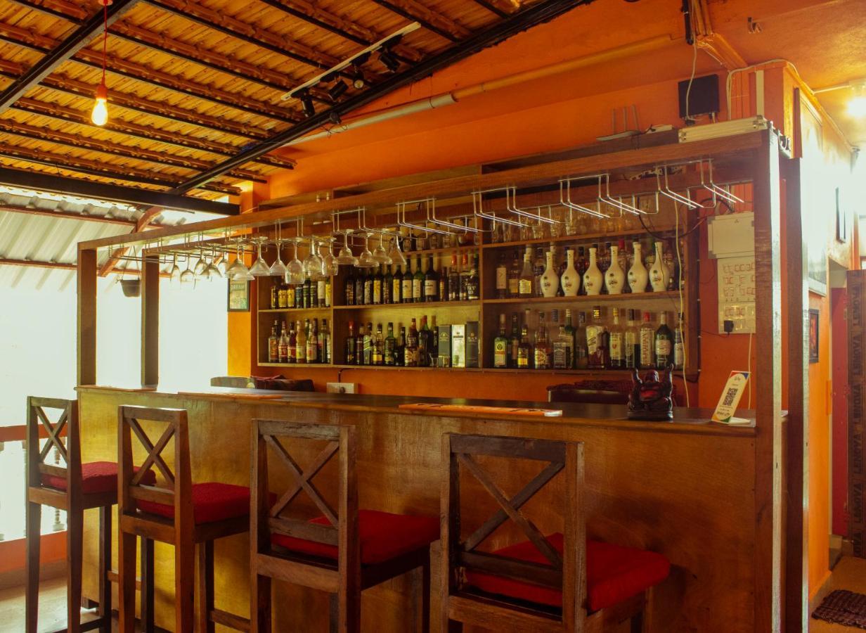 Bonds Hostel Кандолим Экстерьер фото