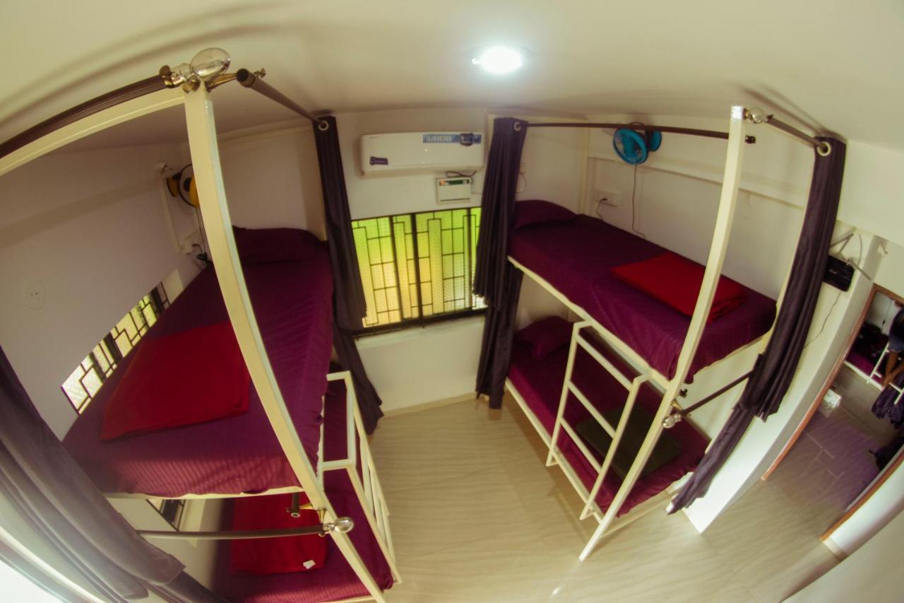 Bonds Hostel Кандолим Экстерьер фото