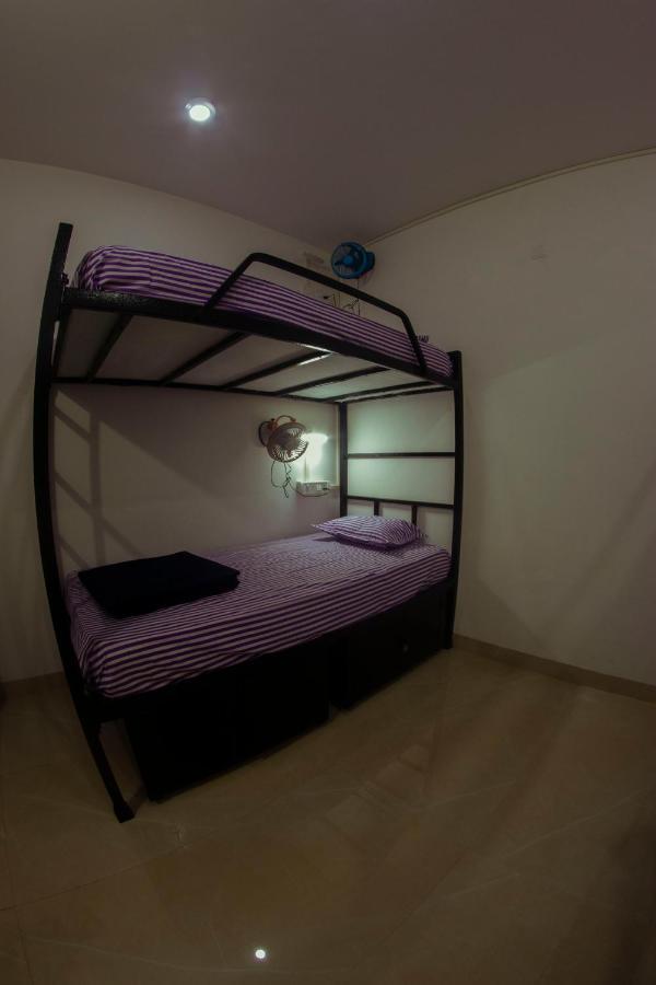 Bonds Hostel Кандолим Экстерьер фото
