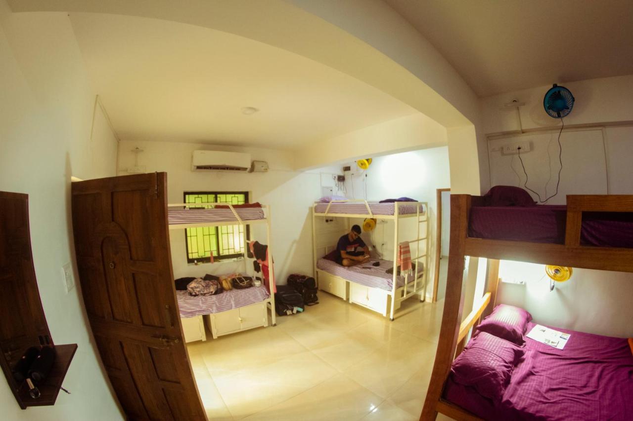 Bonds Hostel Кандолим Экстерьер фото