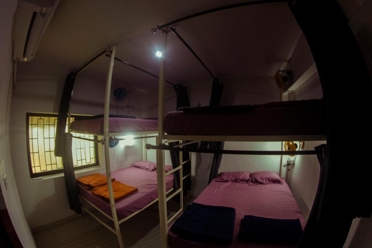 Bonds Hostel Кандолим Экстерьер фото