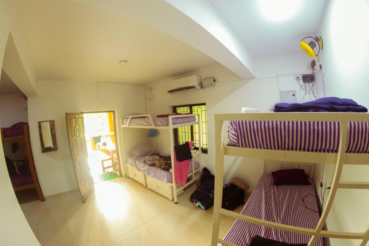 Bonds Hostel Кандолим Экстерьер фото