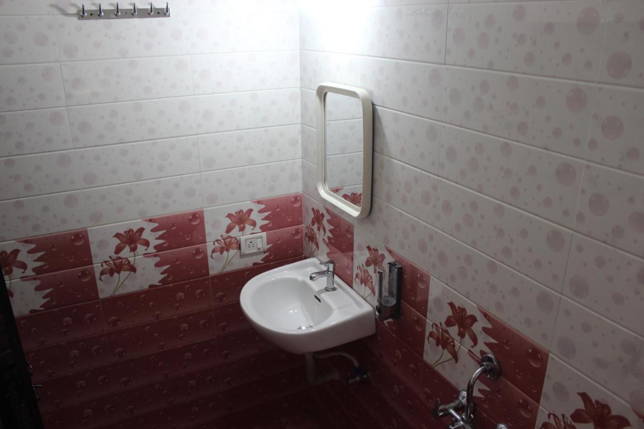 Bonds Hostel Кандолим Экстерьер фото